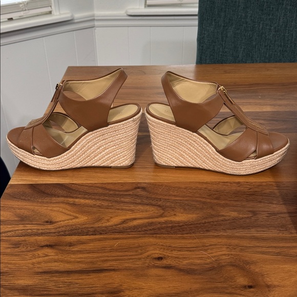 Michael Kors Tan Leather Wedge Sandals with Gold Zipper, size 9 - Picture 4 of 7